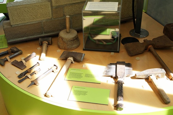 Im Bildstockzentrum sind auch die Werkzeuge zu sehen, mit denen der Stein bearbeitet wird