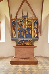 Der beachtenswerte spätgotische Hochaltar zeigt mit der "Wurzel-Jesse-Darstellung" den Stammbaum Jesu