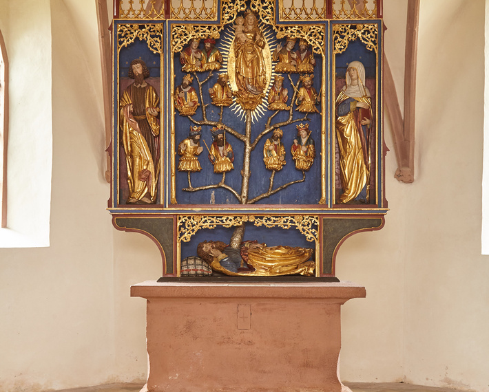 Der beachtenswerte spätgotische Hochaltar zeigt mit der "Wurzel-Jesse-Darstellung" den Stammbaum Jesu