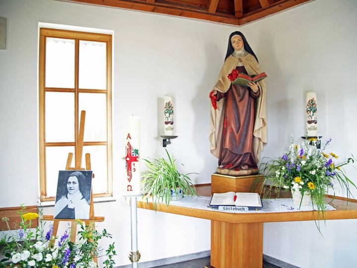 Eine Statue der heiligen Therese in der Kapelle am Theresienweg