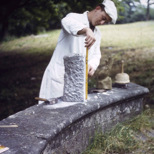 Ein Steinmetz fertigt eine neue Hand für die untere Marienstatue, 1959.