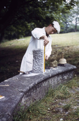 Ein Steinmetz fertigt eine neue Hand für die untere Marienstatue, 1959.