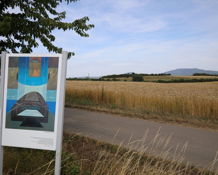 An einer Station des Auferstehungswegs kann man bis nach Thüringen schauen