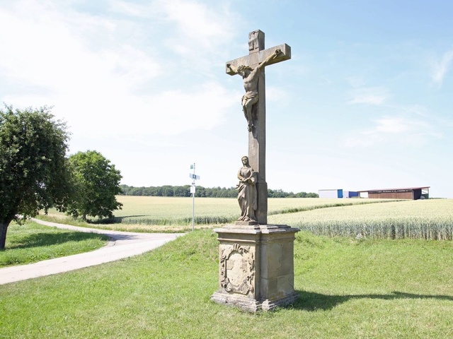 Das „Kreuz an der Ruhstatt“. Links führt der Weg weiter durch Felder und Wiesen zur Brebersdorfer Straße.