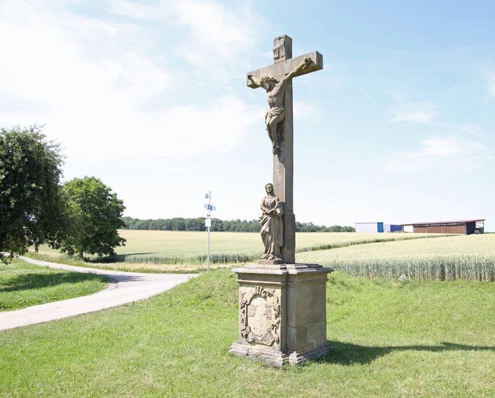 Das „Kreuz an der Ruhstatt“. Links führt der Weg weiter durch Felder und Wiesen zur Brebersdorfer Straße.