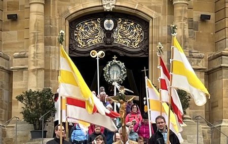 Auszug der Wallfahrerinnen und Wallfahrer aus Nüdlingen aus der Basilika Vierzehnheiligen